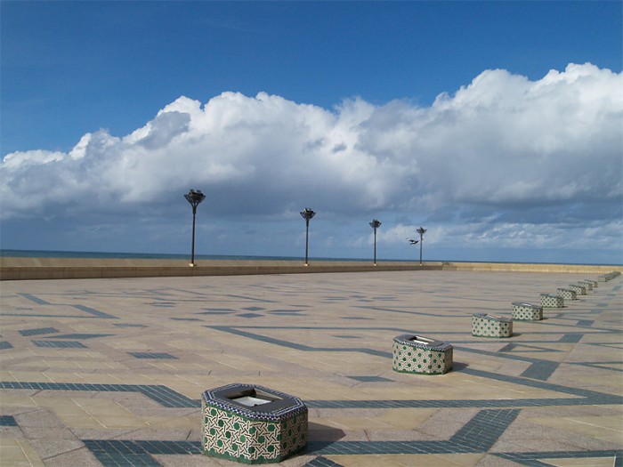 la place, vue sur la mer