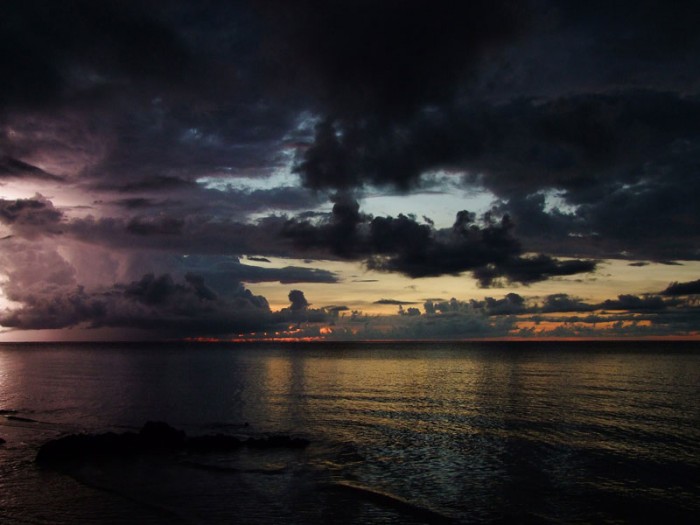 Orage et couché de soleil sur le lagon