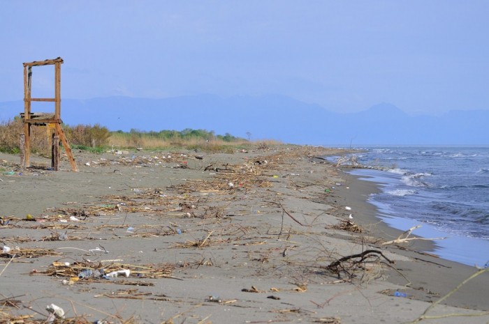 mais ils ont tellement a faire,  les plages,  sur plus d'un kilomètre  sont souillées de gravats rejetés par la mer.