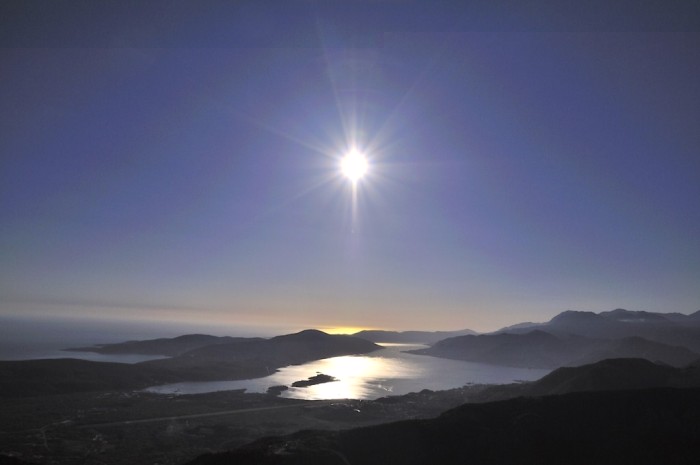 il y a aussi de l'espoir dans ce couché de soleil en contre jour.