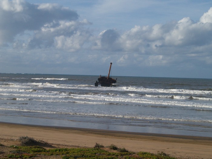 la mer, près de El Jadida, avec une épave en prime.